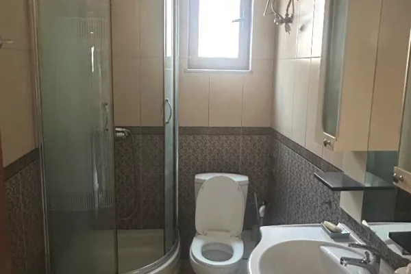 Shtepi me qera Shtepi Private ne Tirane, 2+1, Mobilimi E mobiluar, Pagesa 45,000  Leke.