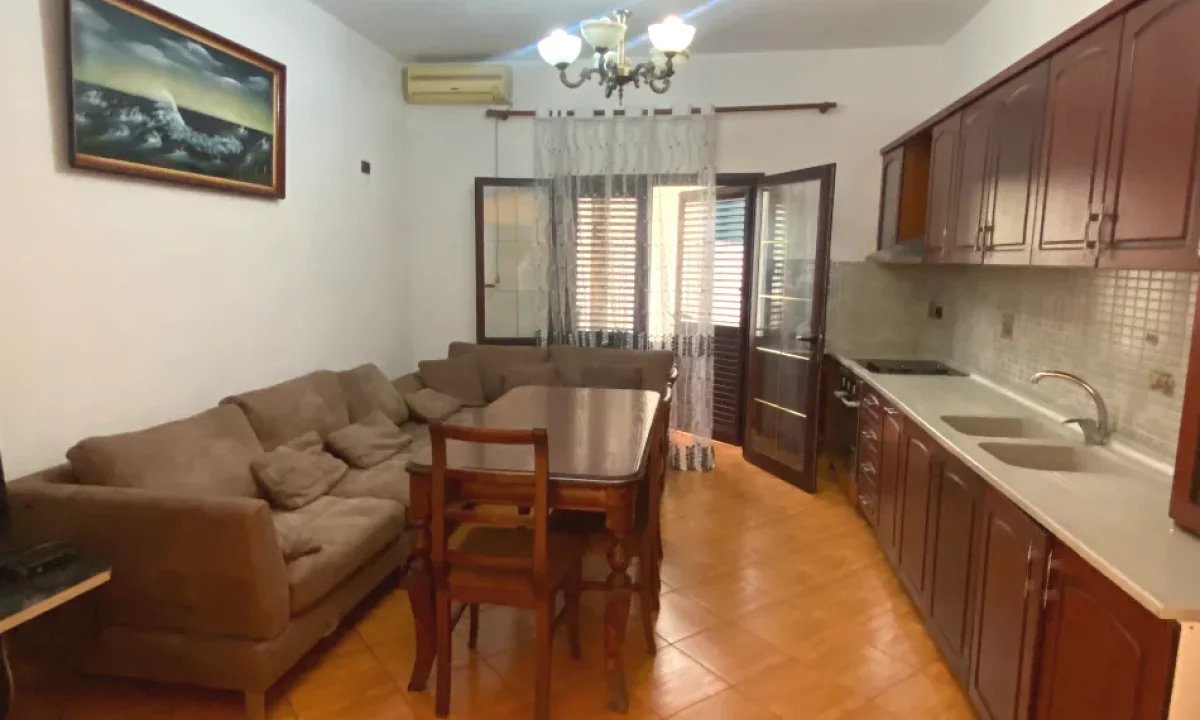 Shtepi me qera Apartament ne Tirane, 1+1, Mobilimi E mobiluar, Pagesa 300  Euro.