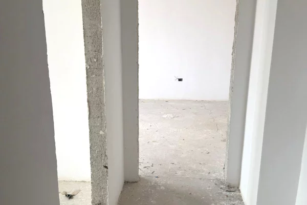 Shtepi ne shitje Apartament ne Tirane, 1+1, Mobilimi Bosh, pa mobiluar, Pagesa 135,000  Euro.