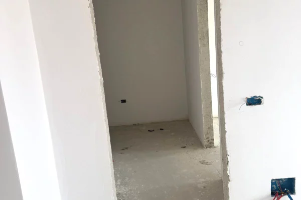 Shtepi ne shitje Apartament ne Tirane, 1+1, Mobilimi Bosh, pa mobiluar, Pagesa 135,000  Euro.