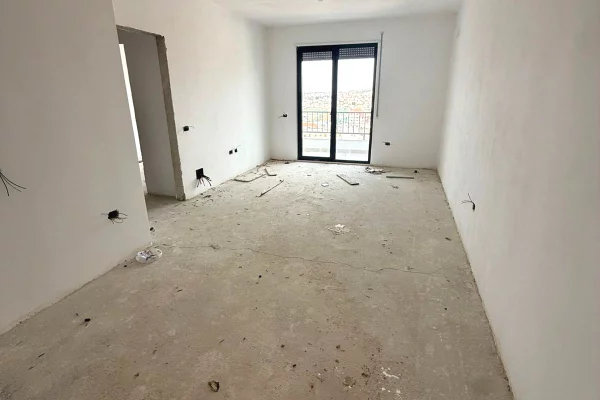 Shtepi ne shitje Apartament ne Tirane, 1+1, Mobilimi Bosh, pa mobiluar, Pagesa 135,000  Euro.