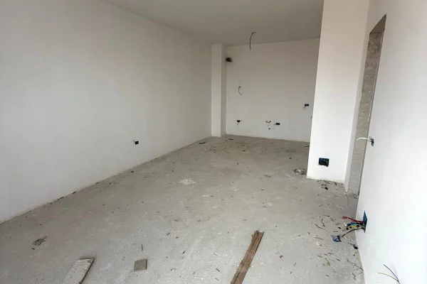 Shtepi ne shitje Apartament ne Tirane, 1+1, Mobilimi Bosh, pa mobiluar, Pagesa 135,000  Euro.