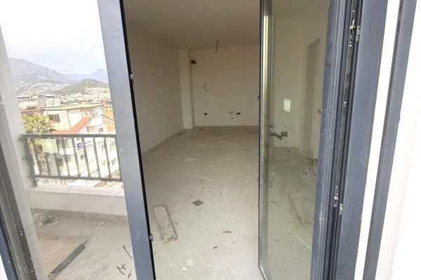 Shtepi ne shitje Apartament ne Tirane, 1+1, Mobilimi Bosh, pa mobiluar, Pagesa 135,000  Euro.