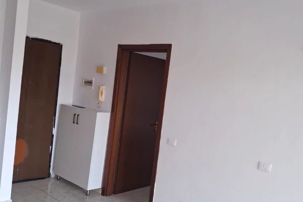 Shtepi me qera Apartament ne Tirane, 1+1, Mobilimi Bosh, pa mobiluar, Pagesa 40,000  Leke.