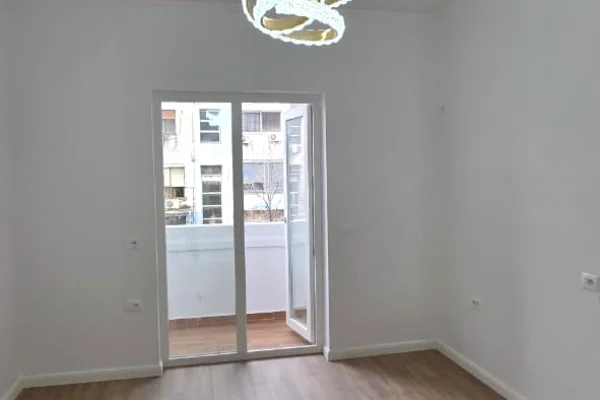 Shtepi ne shitje Apartament ne Tirane, 2+1, Mobilimi Bosh, pa mobiluar, Pagesa 148,000  Euro.