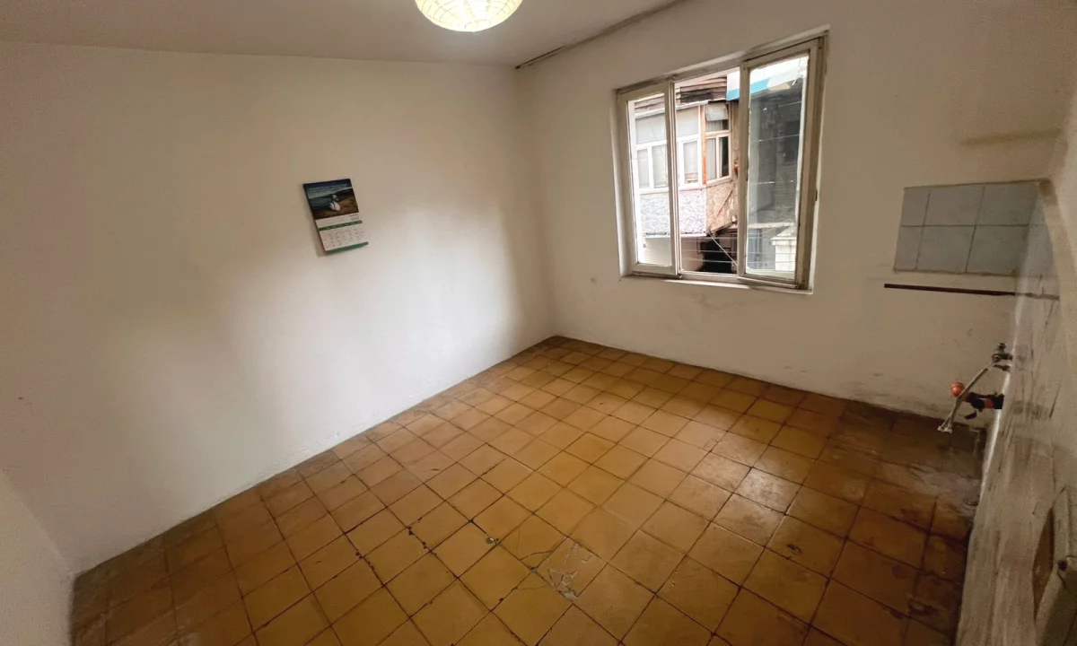 Shtepi ne shitje Apartament ne Tirane, 1+1, Mobilimi Bosh, pa mobiluar, Pagesa 103,000  Euro.