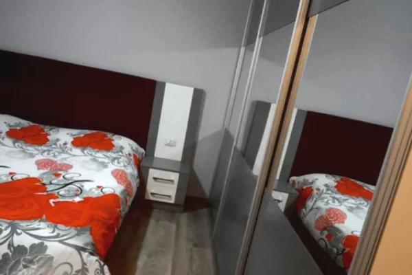 Shtepi me qera Apartament ne Tirane, 2+1, Mobilimi E mobiluar, Pagesa 50,000  Leke.