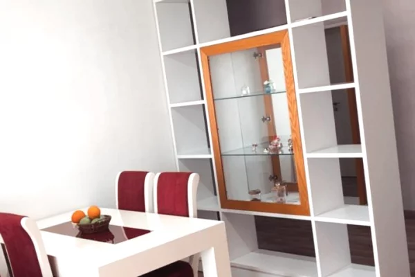 Shtepi me qera Apartament ne Tirane, 2+1, Mobilimi E mobiluar, Pagesa 50,000  Leke.