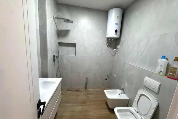 Shtepi ne shitje Apartament ne Tirane, 2+1, Mobilimi E mobiluar, Pagesa 180,000  Euro.