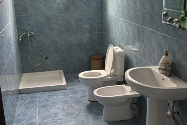 Shtepi me qera Apartament ne Tirane, 2+1, Mobilimi E mobiluar, Pagesa 40,000  Leke.