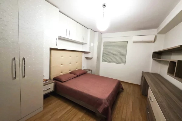 Shtepi me qera Apartament ne Tirane, 4+1, Mobilimi E mobiluar, Pagesa 1,400  Euro.