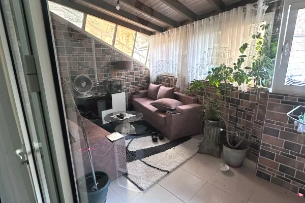 Shtepi ne shitje Apartament ne Tirane, 1+1, Mobilimi E mobiluar, Pagesa 105,000  Euro.