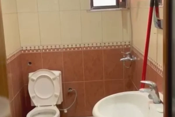 Shtepi me qera Apartament ne Tirane, 1+1, Mobilimi Pjeserisht e mobiluar, Pagesa 40,000  Leke.