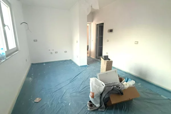 SHITET APARTAMENT 1+1 – PRANE SHKOLLES SE KUQE 