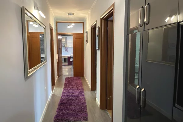 Shtepi ne shitje Apartament ne Tirane, 2+1, Mobilimi E mobiluar, Pagesa 150,000,000  Leke.