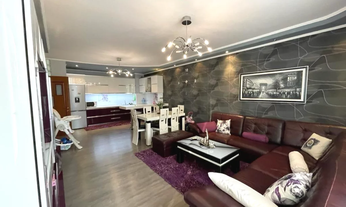 Shtepi ne shitje Apartament ne Tirane, 2+1, Mobilimi E mobiluar, Pagesa 150,000  Leke.