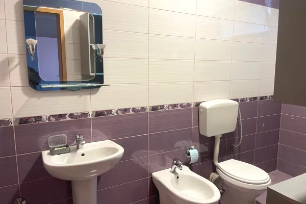 Shtepi me qera Apartament ne Tirane, 2+1, Mobilimi E mobiluar, Pagesa 65,000  Leke.