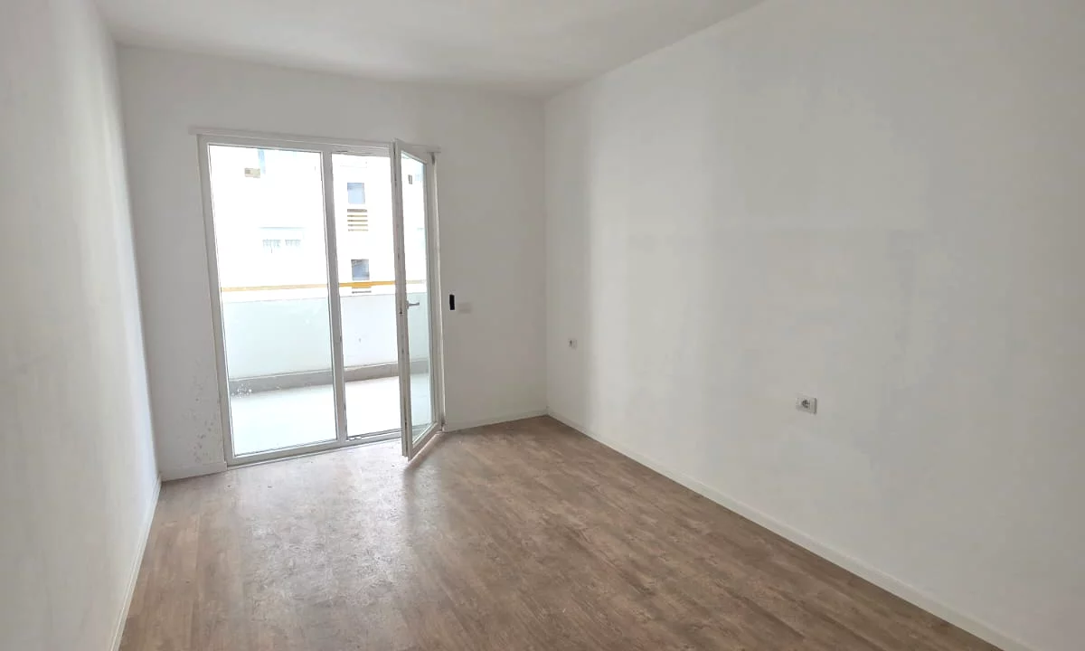 Shtepi ne shitje Apartament ne Tirane, 1+1, Mobilimi Bosh, pa mobiluar, Pagesa 13,500,000  Leke.