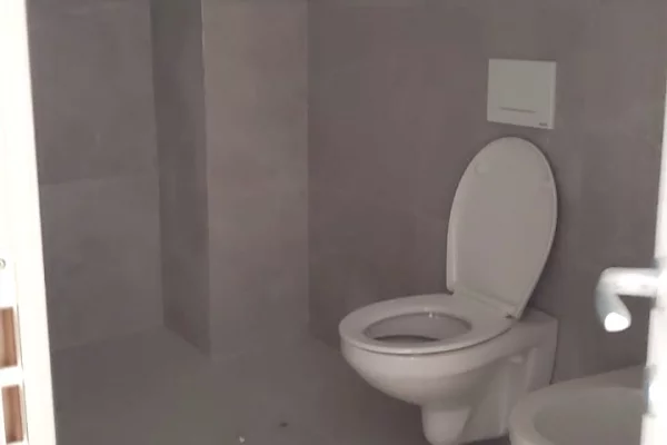 Shtepi ne shitje Apartament ne Tirane, 1+1, Mobilimi Bosh, pa mobiluar, Pagesa 13,500,000  Leke.