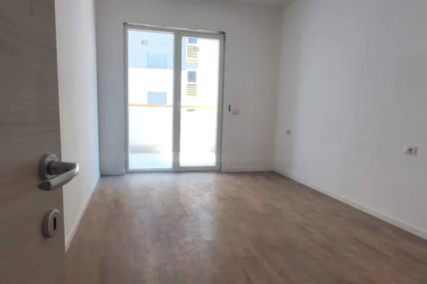 Shtepi ne shitje Apartament ne Tirane, 1+1, Mobilimi Bosh, pa mobiluar, Pagesa 13,500,000  Leke.