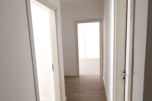 Shtepi ne shitje Apartament ne Tirane, 1+1, Mobilimi Bosh, pa mobiluar, Pagesa 13,500,000  Leke.