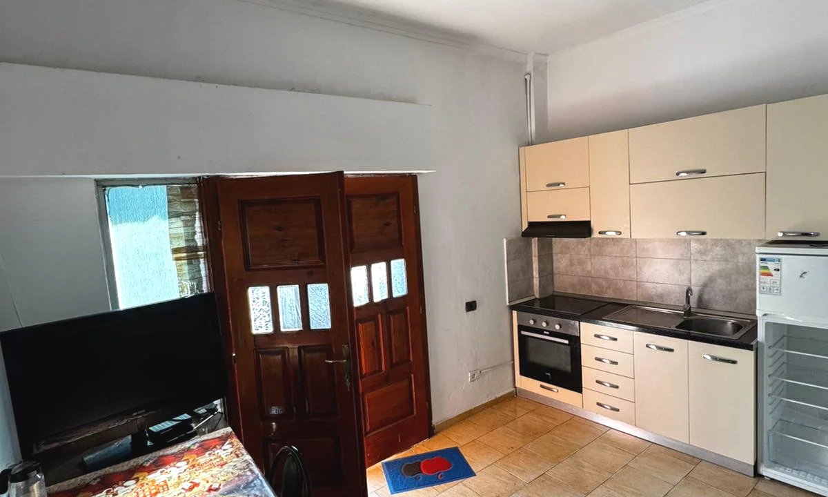 Shtepi me qera Shtepi Private ne Tirane, 1+1, Mobilimi E mobiluar, Pagesa 35,000  Leke.