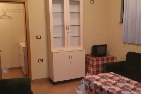 Shtepi me qera Shtepi Private ne Tirane, 1+1, Mobilimi E mobiluar, Pagesa 32,000  Leke.