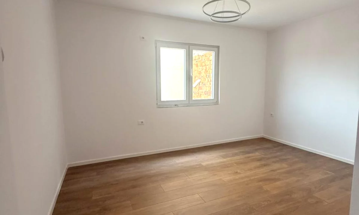 Shtepi ne shitje Apartament ne Tirane, Garsoniere, Mobilimi Bosh, pa mobiluar, Pagesa 88,000  Euro.