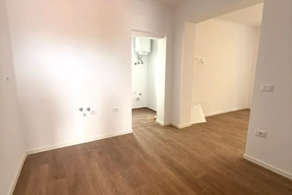 Shtepi ne shitje Apartament ne Tirane, Garsoniere, Mobilimi Bosh, pa mobiluar, Pagesa 88,000  Euro.
