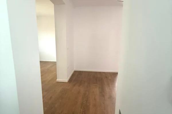 Shtepi ne shitje Apartament ne Tirane, Garsoniere, Mobilimi Bosh, pa mobiluar, Pagesa 88,000  Euro.