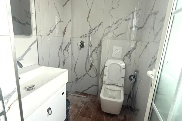 Shtepi ne shitje Apartament ne Tirane, Garsoniere, Mobilimi Bosh, pa mobiluar, Pagesa 88,000  Euro.