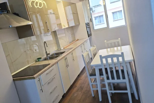 Appartamento in affitto a Tirana 2+1, Arredato