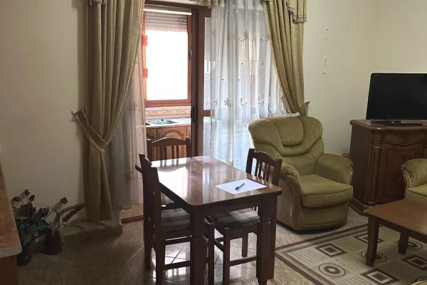 Shtepi ne shitje Apartament ne Tirane, 2+1, Mobilimi E mobiluar, Pagesa 135,000  Euro.