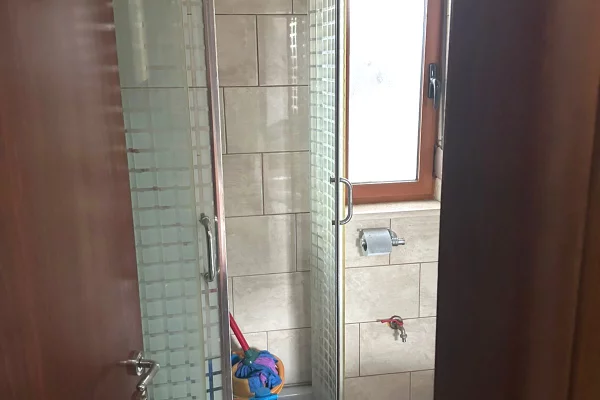 Shtepi ne shitje Apartament ne Tirane, 2+1, Mobilimi E mobiluar, Pagesa 135,000  Euro.