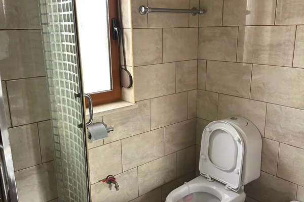 Shtepi ne shitje Apartament ne Tirane, 2+1, Mobilimi E mobiluar, Pagesa 135,000  Euro.