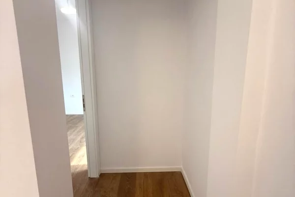 Shtepi ne shitje Apartament ne Tirane, 2+1, Mobilimi Bosh, pa mobiluar, Pagesa 122,000  Euro.