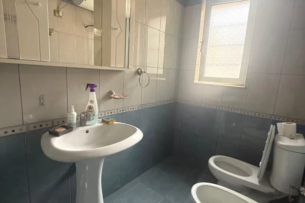 Shtepi ne shitje Apartament ne Tirane, 1+1, Mobilimi E mobiluar, Pagesa 117,000  Euro.