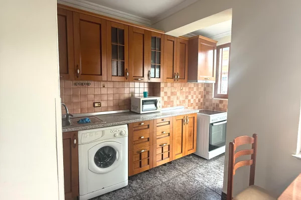 Shtepi ne shitje Apartament ne Tirane, 1+1, Mobilimi E mobiluar, Pagesa 117,000  Euro.