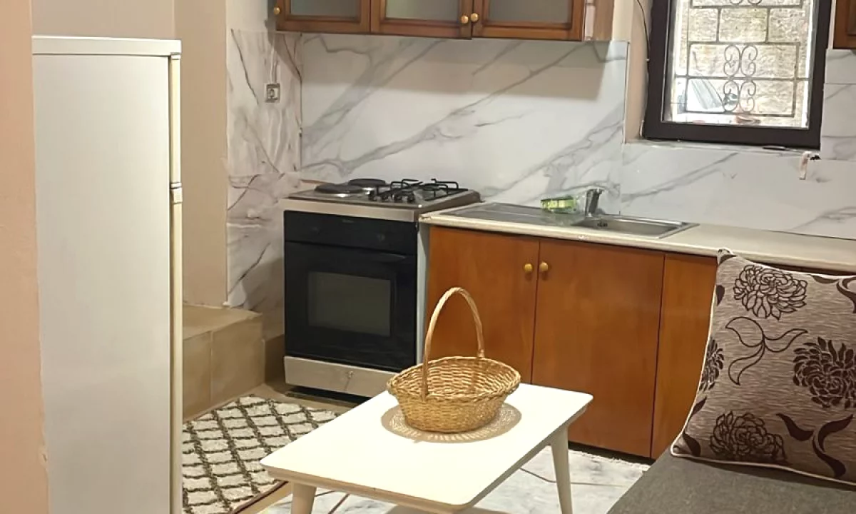 Shtepi me qera Shtepi Private ne Tirane, 1+1, Mobilimi E mobiluar, Pagesa 350  Euro.