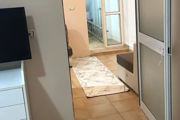 Shtepi me qera Shtepi Private ne Tirane, 1+1, Mobilimi E mobiluar, Pagesa 350  Euro.