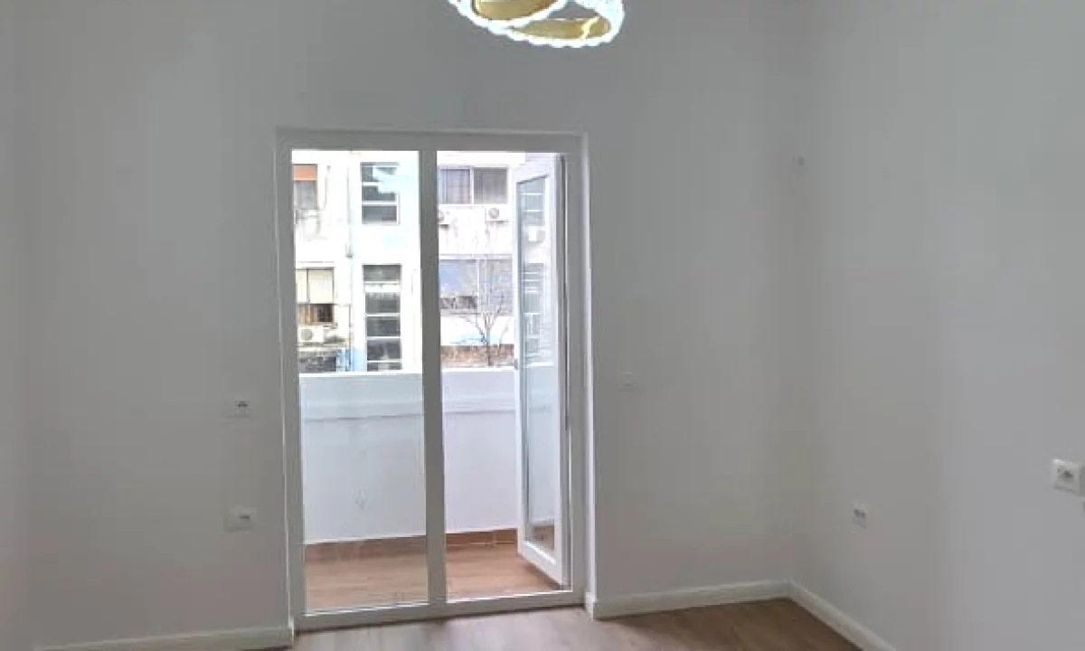 Shtepi ne shitje Apartament ne Tirane, 2+1, Mobilimi Bosh, pa mobiluar, Pagesa 148,000  Euro.