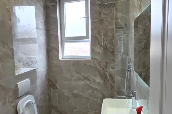 Shtepi ne shitje Apartament ne Tirane, 2+1, Mobilimi Bosh, pa mobiluar, Pagesa 148,000  Euro.