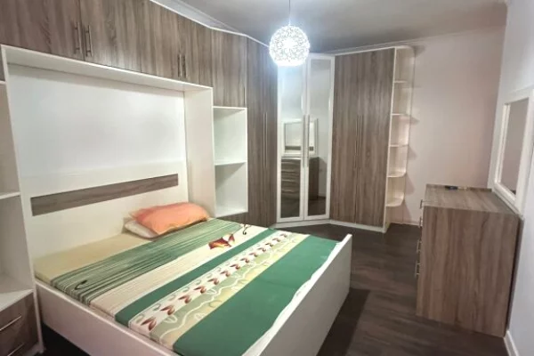 Shtepi me qera Apartament ne Tirane, 2+1, Mobilimi E mobiluar, Pagesa 55,000  Leke.
