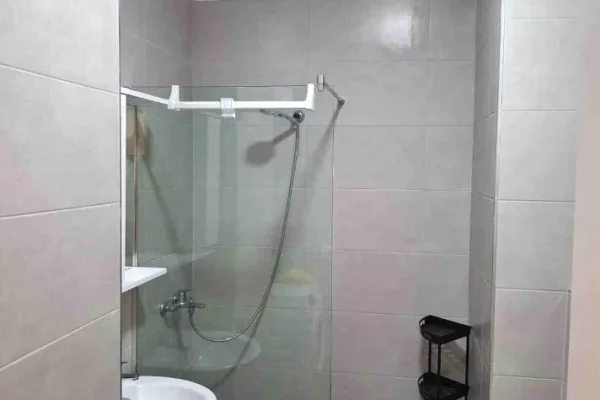 Shtepi me qera Apartament ne Tirane, 2+1, Mobilimi E mobiluar, Pagesa 65,000  Leke.