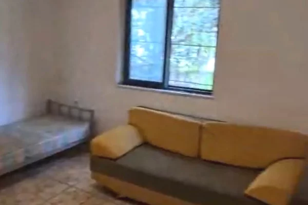 Shtepi me qera Shtepi Private ne Tirane, 2+1, Mobilimi E mobiluar, Pagesa 400  Euro.