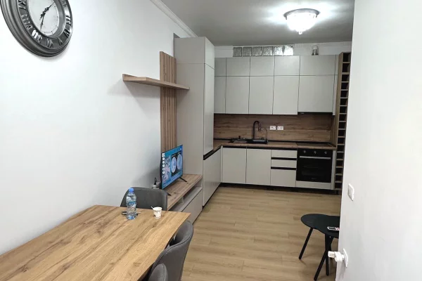 Shtepi me qera Apartament ne Tirane, 1+1, Mobilimi E mobiluar, Pagesa 45,000  Leke.