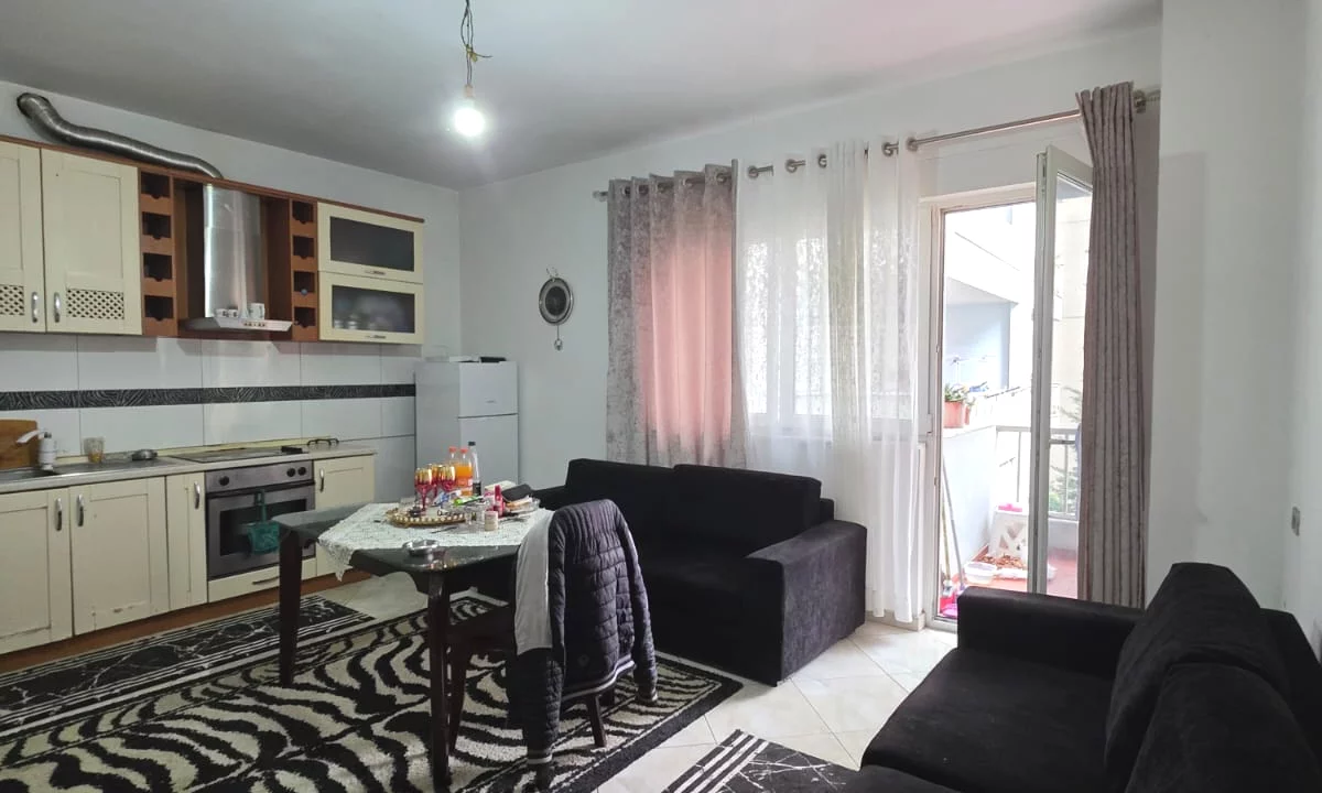 Shtepi ne shitje Apartament ne Tirane, 2+1, Mobilimi E mobiluar, Pagesa 180,000  Euro.