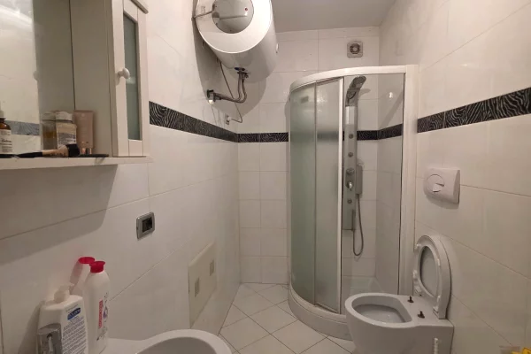 Shtepi ne shitje Apartament ne Tirane, 2+1, Mobilimi E mobiluar, Pagesa 180,000  Euro.