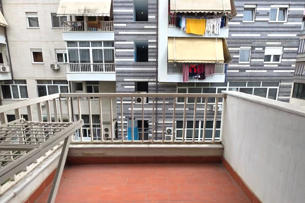 Shtepi ne shitje Apartament ne Tirane, 2+1, Mobilimi E mobiluar, Pagesa 180,000  Euro.