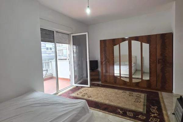 Shtepi ne shitje Apartament ne Tirane, 2+1, Mobilimi E mobiluar, Pagesa 180,000  Euro.